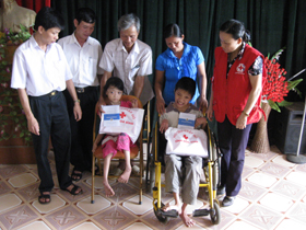 Hội CTĐ tỉnh tặng quà cho trẻ em khuyết tật và nạn nhân chất độc da cam tại xã Mãn đức (Tân Lạc)